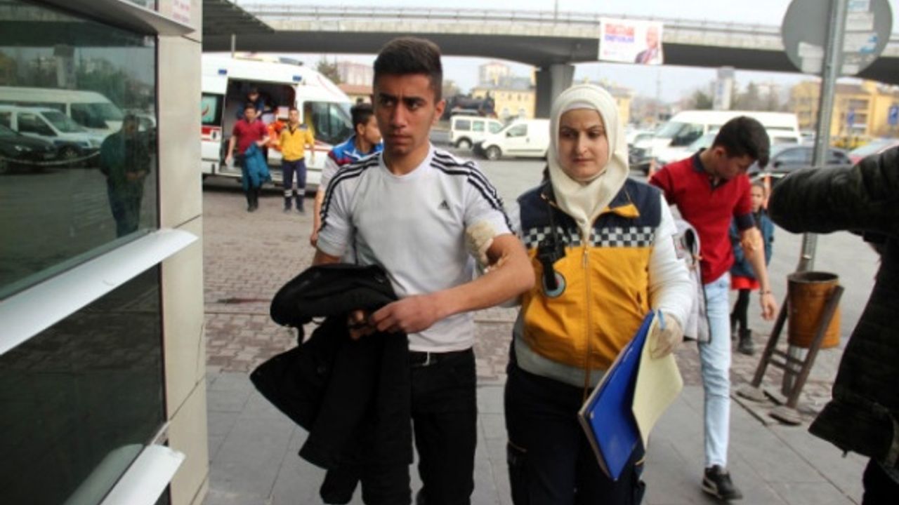 Kayseri'deki Bir Okulda 12 Öğrenci Hastaneye Kaldırıldı