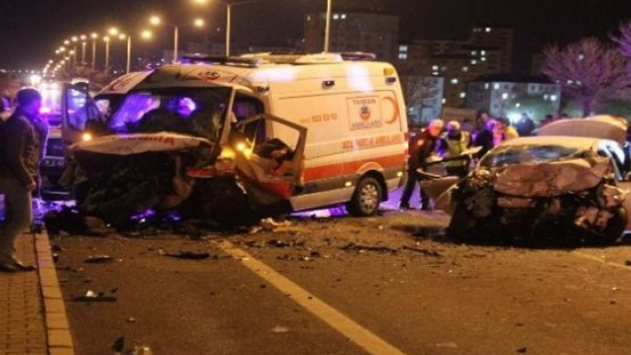 Ambulans ve otomobil çarpıştı: 5 ölü 2 yaralı!