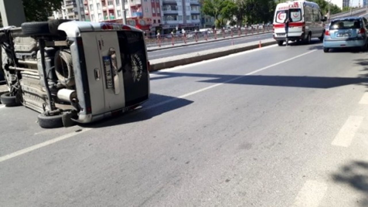 Kayseri'de direksiyon hakimiyetini kaybeden araç yan yattı!
