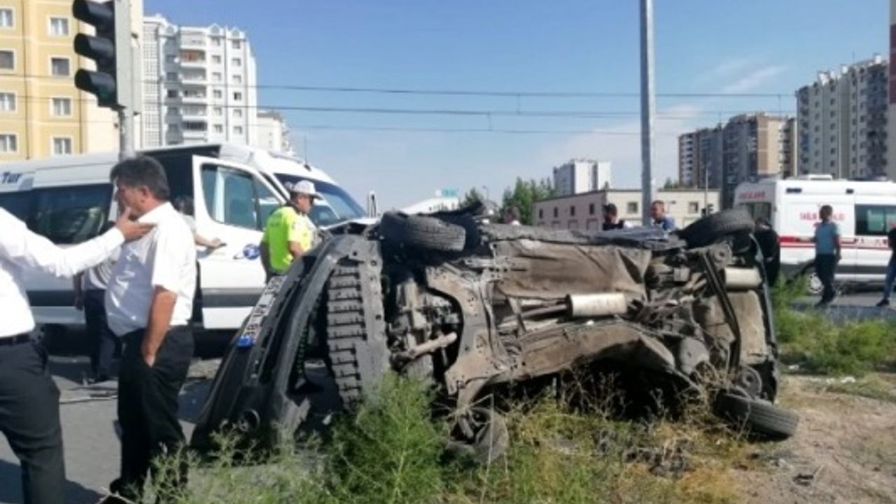 Öğrenci servisi kaza yaptı: 4 yaralı!