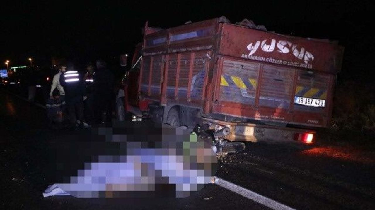 Kayseri'de motosiklet, duran kamyona çarptı: 2 ölü