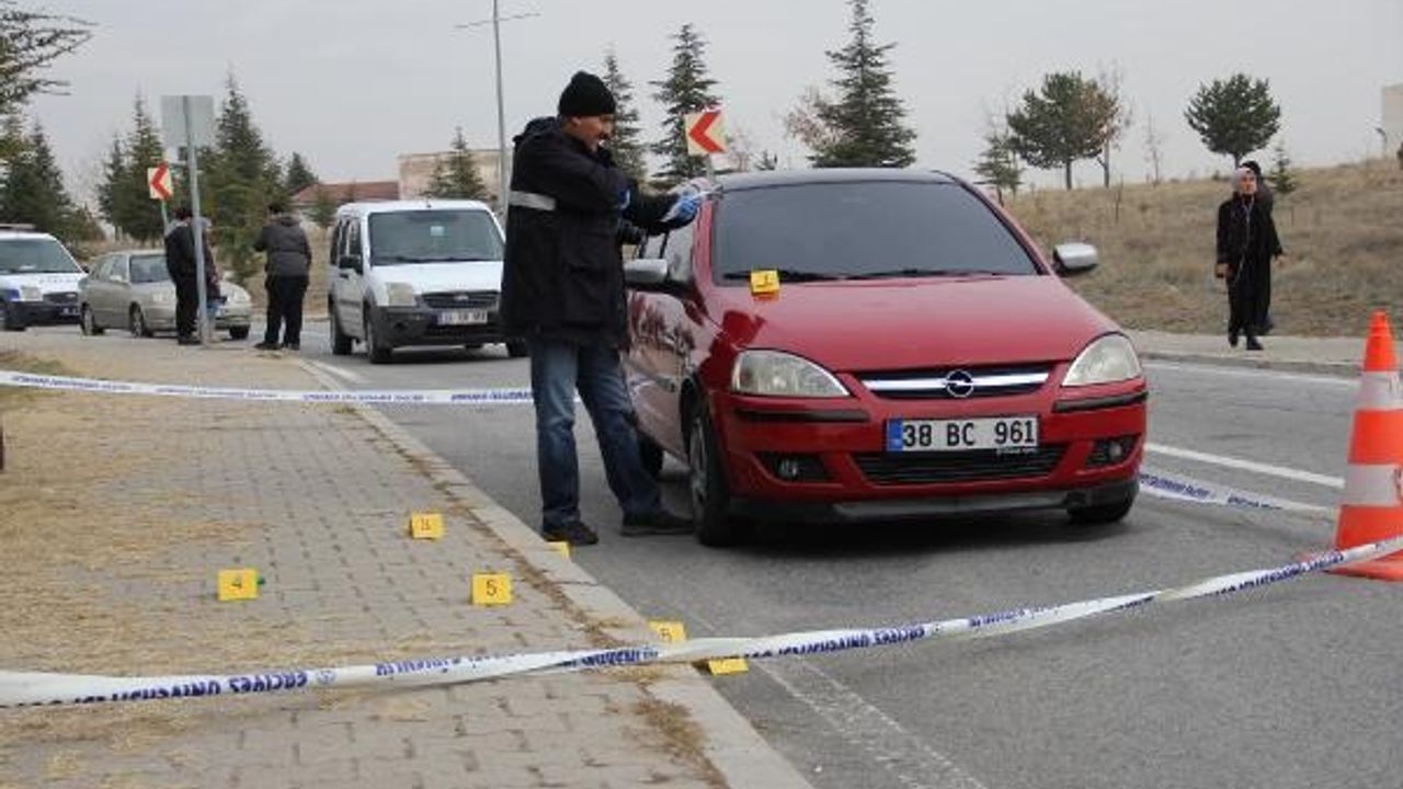 Erciyes Üniversitesi'nde öğrencinin otomobiline av tüfeğiyle ateş etti