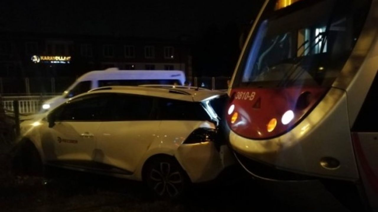 Otomobil tramvay yoluna girdi: 1 yaralı!