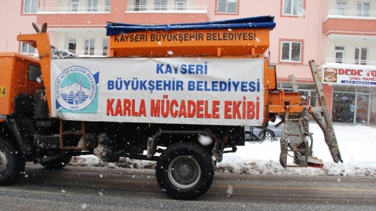 Büyükşehir’in 125 araç ve 273 personeli karla mücadele için hazır kıta