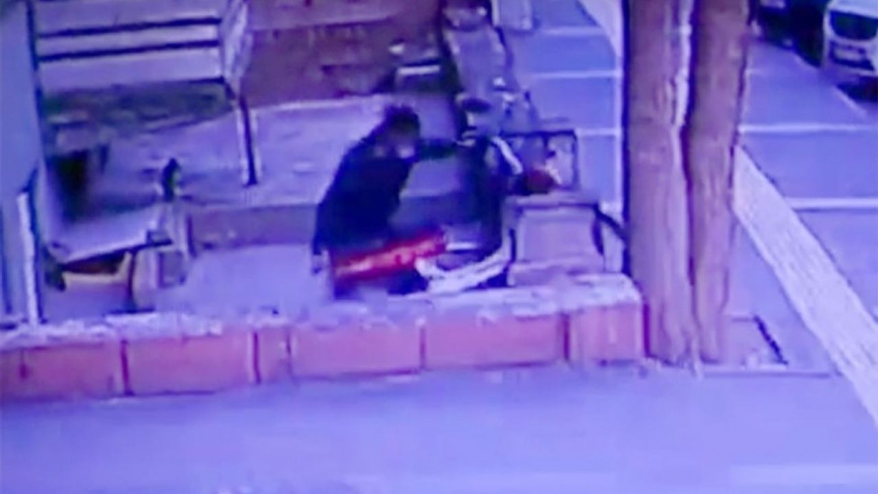Kayseri’de 2 hırsızın motosikleti çalma anı kameralara yansıdı