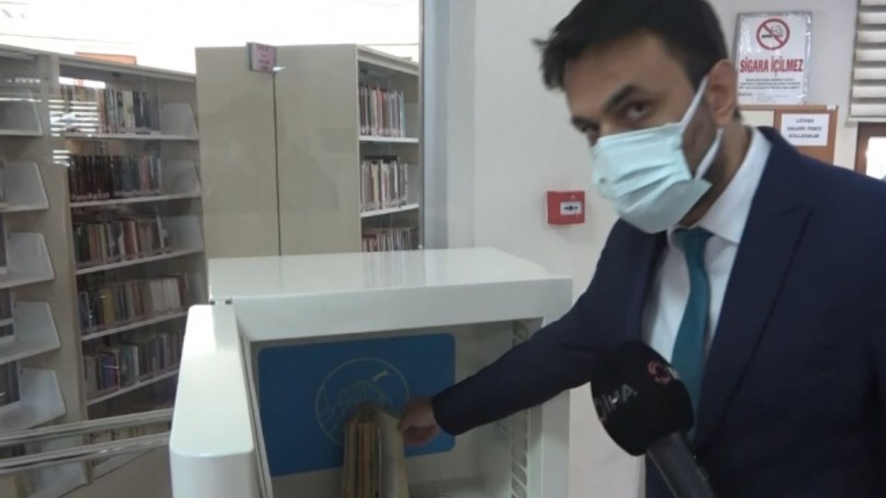 Kitaplar virüse karşı dezenfekte edilerek okuyuculara veriliyor