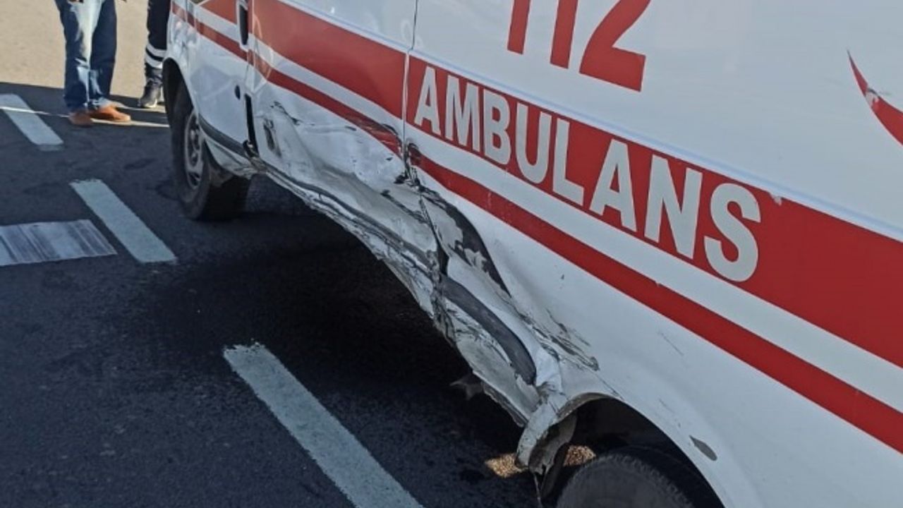 Otomobil ile ambulans çarpıştı: 3 yaralı