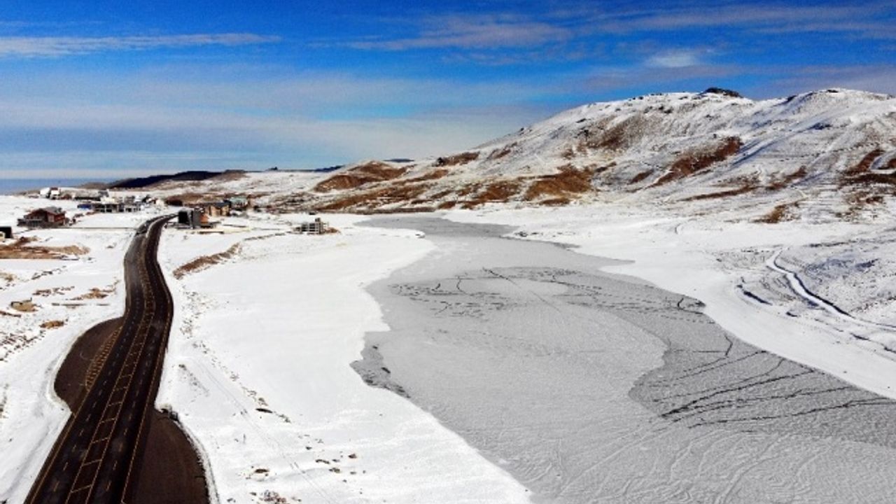 Gölet buz tuttu ortaya eşsiz görüntüler çıktı