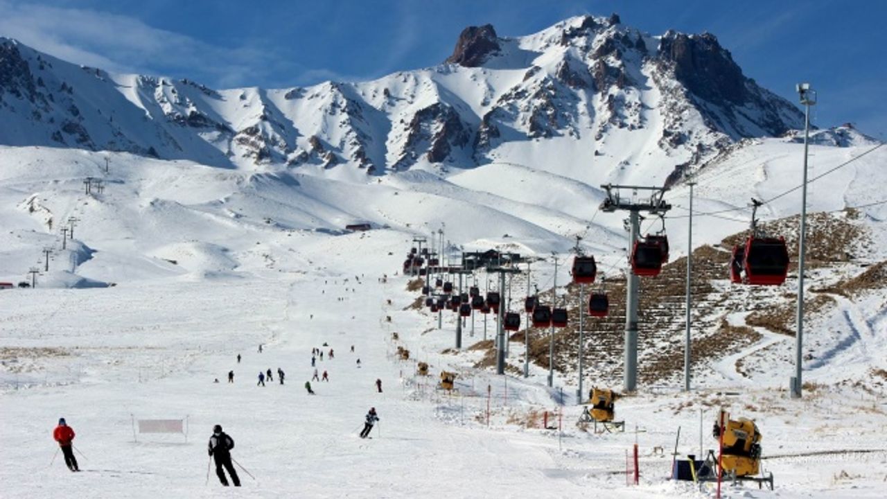 Yabancı turistler pandemi döneminde kayağın tadını Erciyes’te çıkarıyor
