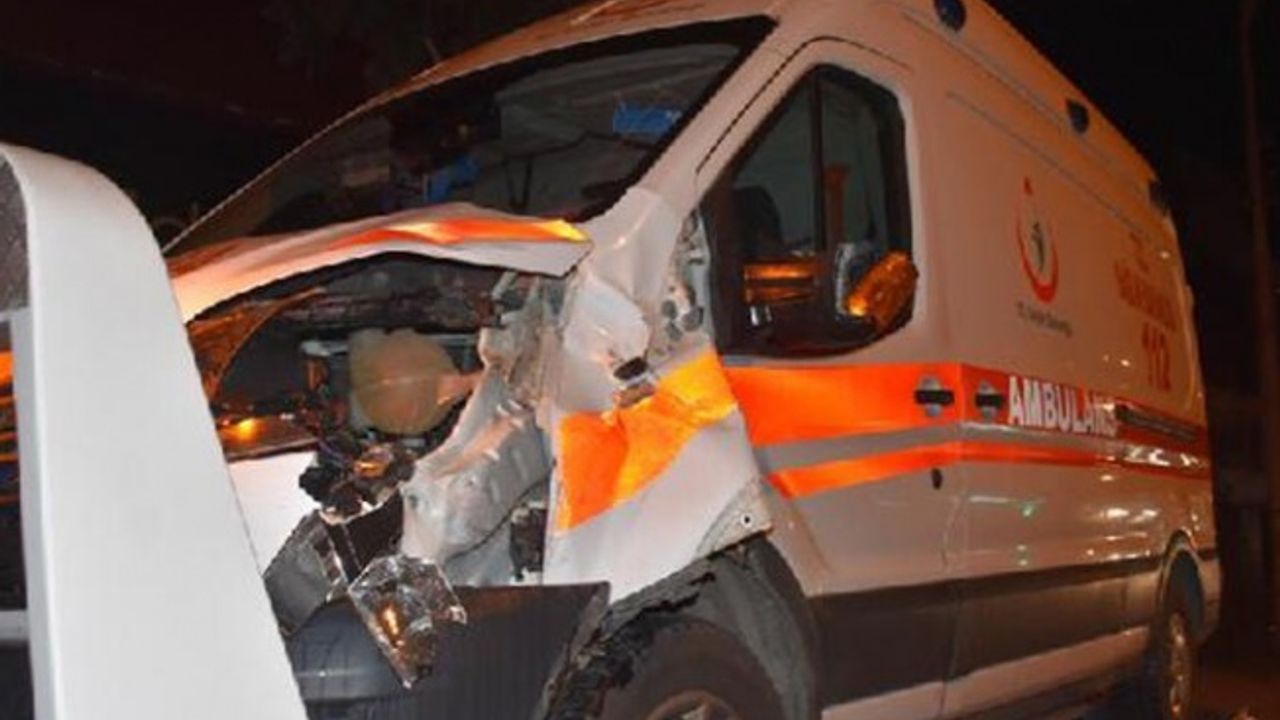 Hasta taşıyan ambulans yayaya çarptı: 1 ölü!