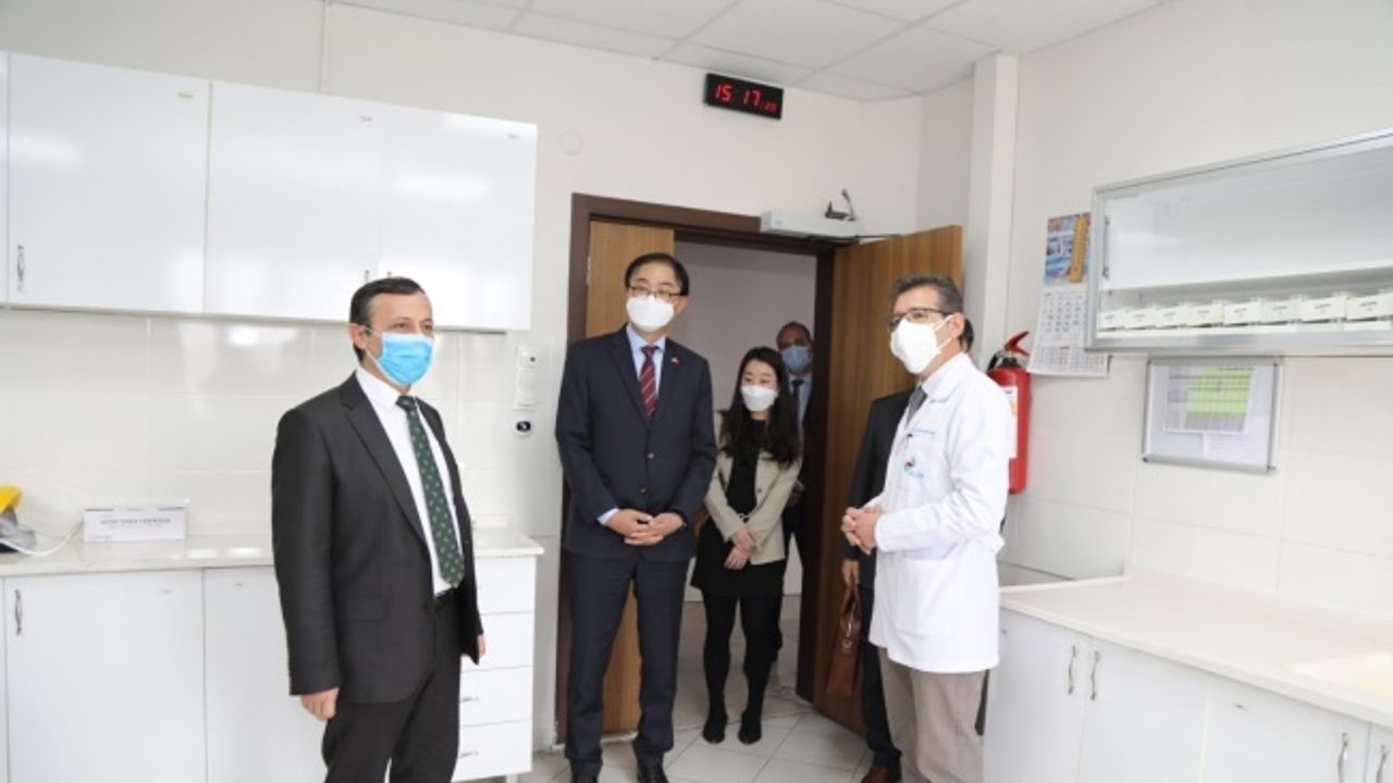 Kore Büyükelçisi ERÜ’de geliştirilen yerli aşı hakkında bilgi aldı