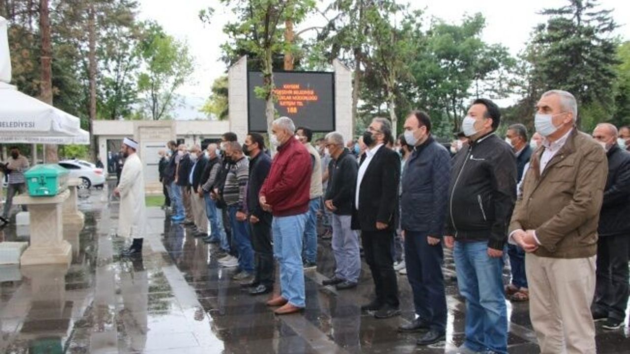 Otomobilin çarpması sonucu hayatını kaybeden öğretmen toprağa verildi