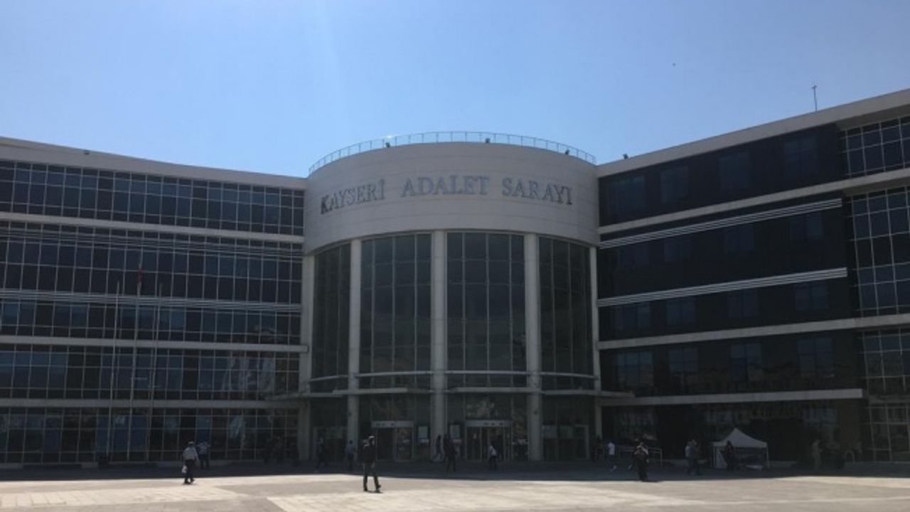 “Sahte paraları süs olsun diye taşıyorum” diyen sanığa 2 yıl hapis ve 100 TL para cezası