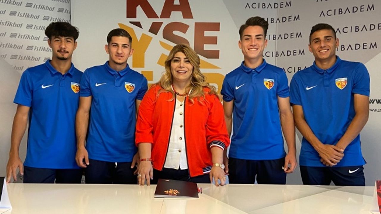 Kayserispor 4 oyuncuyla profesyonel sözleşme imzaladı