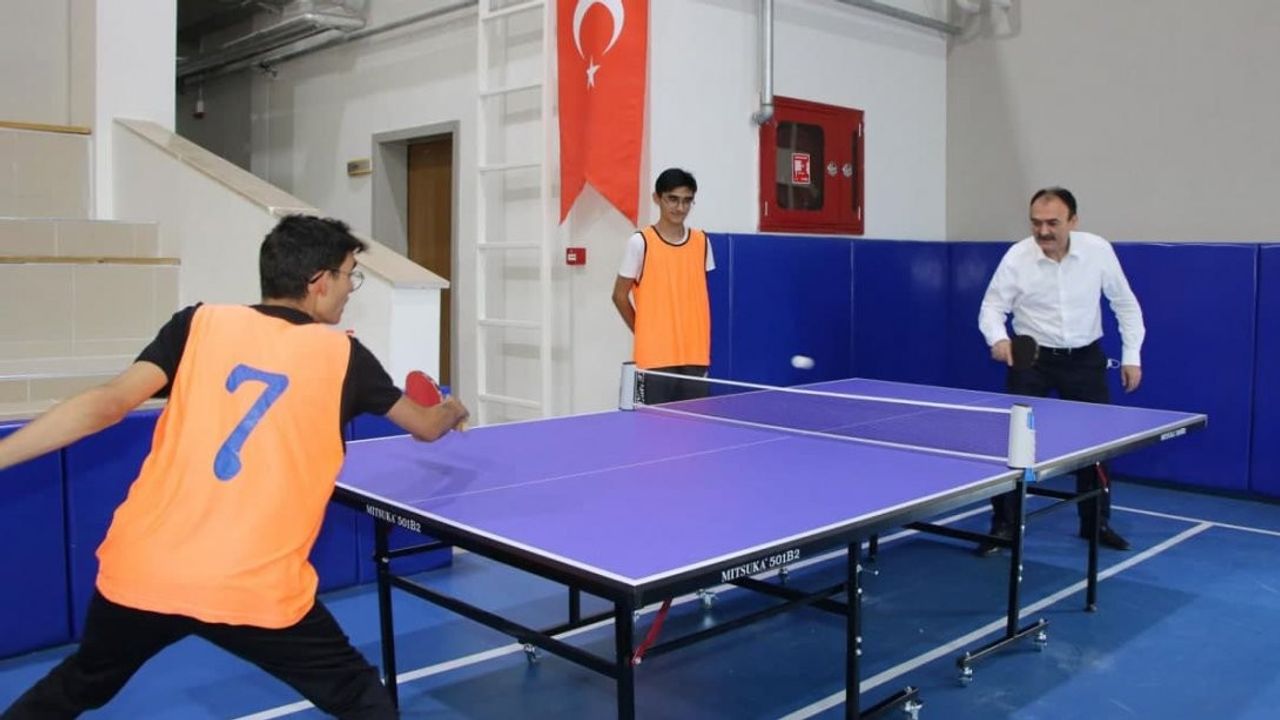 Çandıroğlu, telafi eğitimi gören lise öğrencilerini ziyaret etti, masa tenisi oynadı