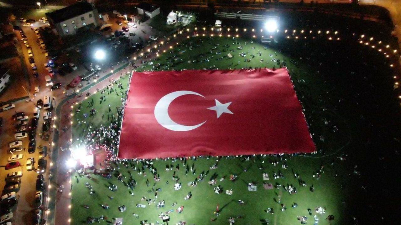 Dünyanın en büyük Türk bayrağı Kayseri’de açıldı