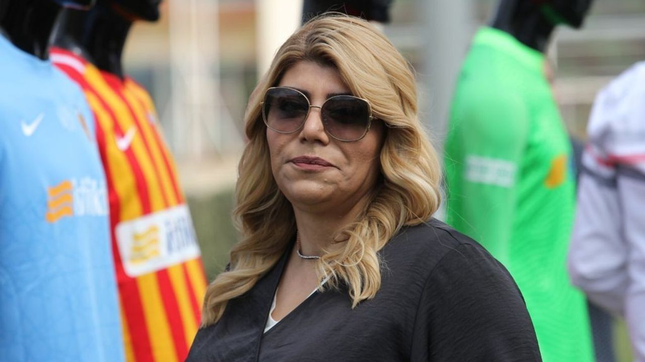 Kayserispor Başkanı Berna Gözbaşı, kadın futbol takımı aldı