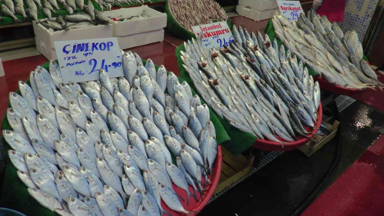 Kayseri'de balıkçılar tezgahlarını süsledi