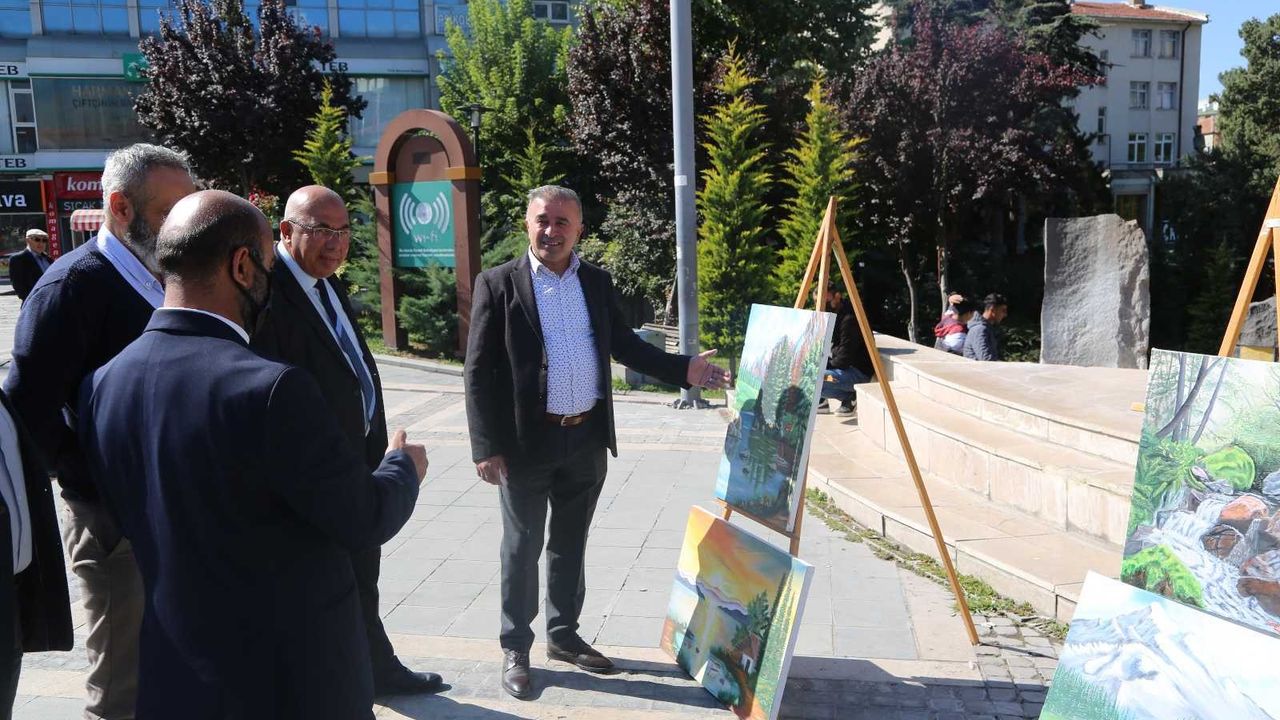 Ressam imamın sergisi Cami ve Din Görevlileri Haftası’na renk kattı