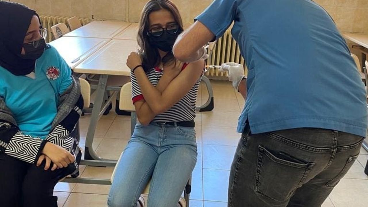 Tomarza’da lise öğrencileri korona virüs aşısı oldu