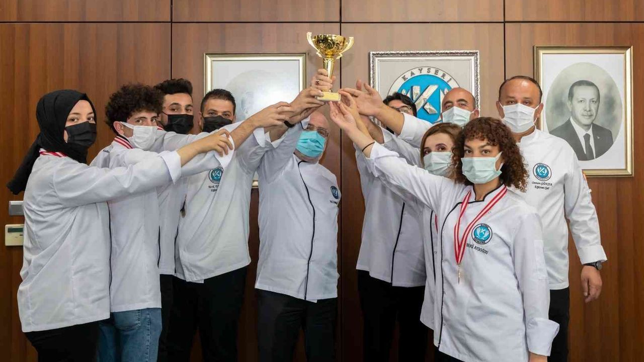 KAYÜ Rektörü, Modern Türk Mutfağı Yarışmasından Ödülle Dönen Öğrencilerini Kabul Etti