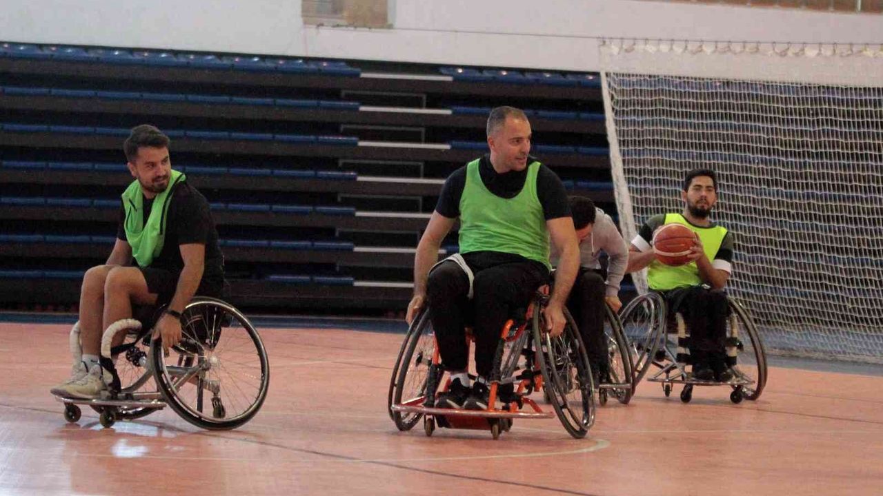 Üniversite öğrencileri tekerlekli sandalye ile basketbol oynadı