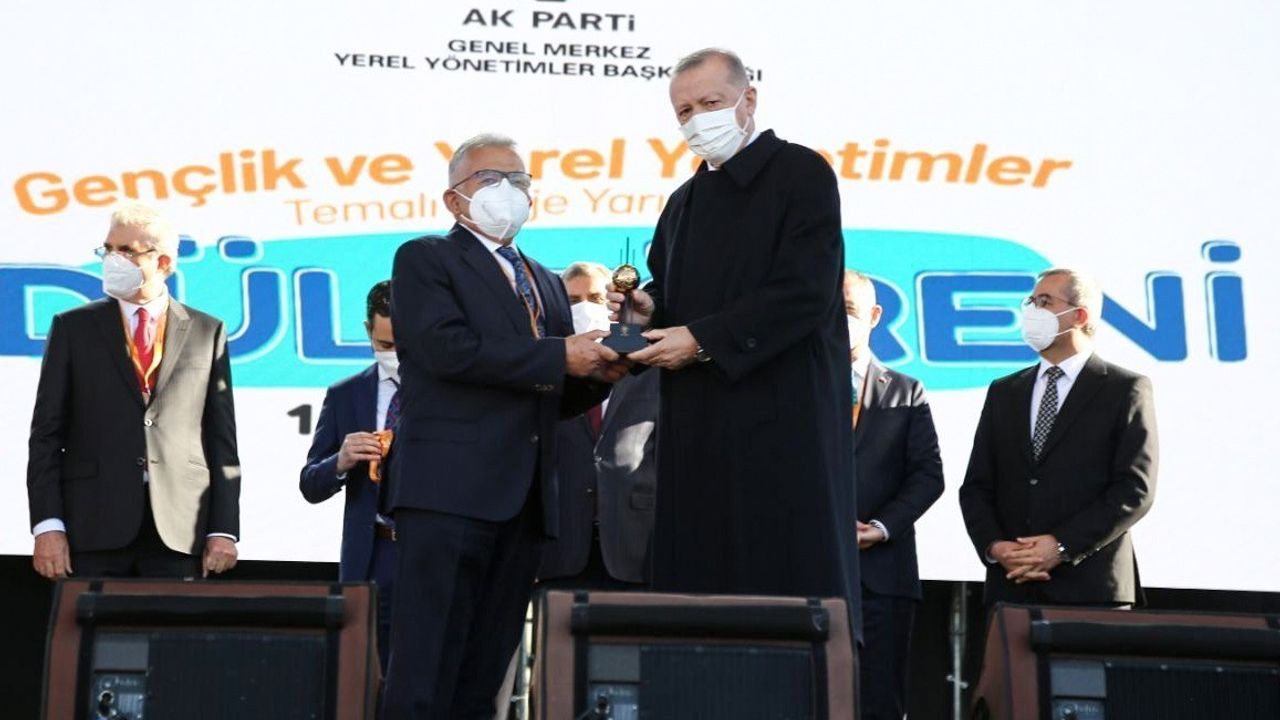 Başkan Büyükkılıç, Cumhurbaşkanı Erdoğan’ın elinden bir ödül daha aldı