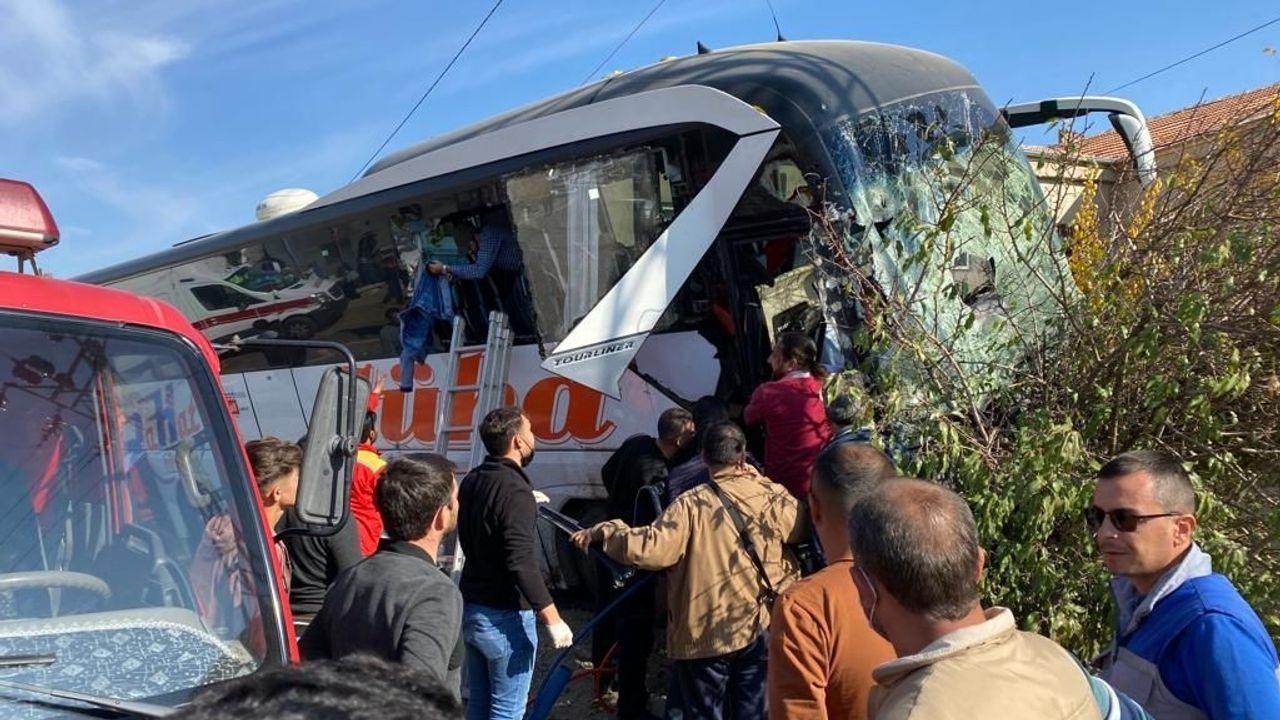 Kayseri’deki kazada can pazarı, yolcular camlar kırılarak çıkarıldı
