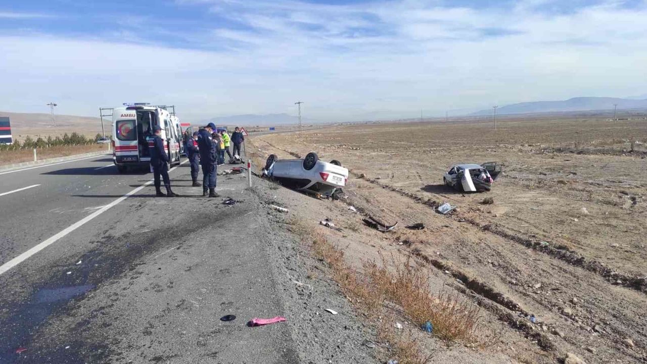 Kaza yapan otomobiller tarlaya uçtu: 5 yaralı!