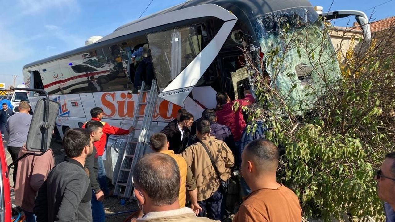 Otobüs kazasında AK Partili meclis üyesi hayatını kaybetti