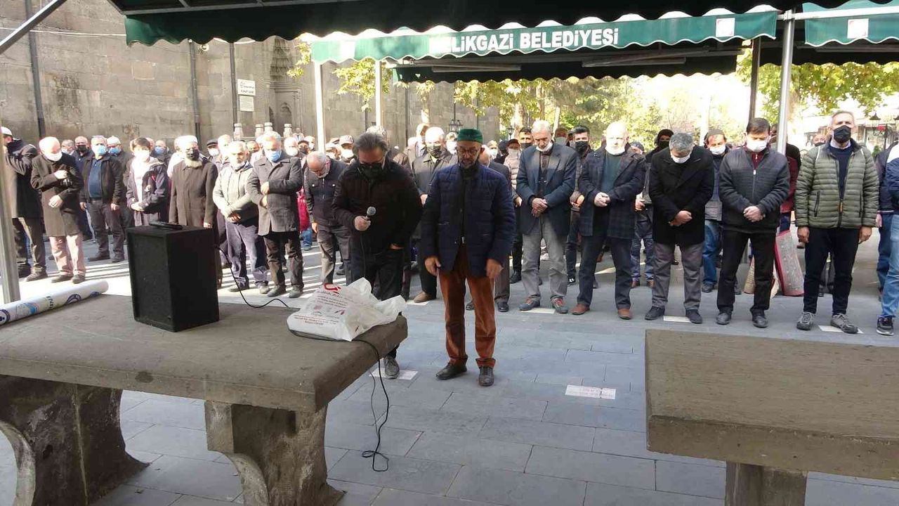 Sezai Karakoç için Kayseri’de gıyabi cenaze namazı kılındı