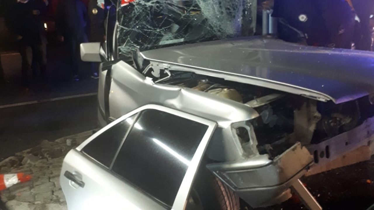 Otomobil yön levhasının direğine çarptı: 1 ölü 2 yaralı!