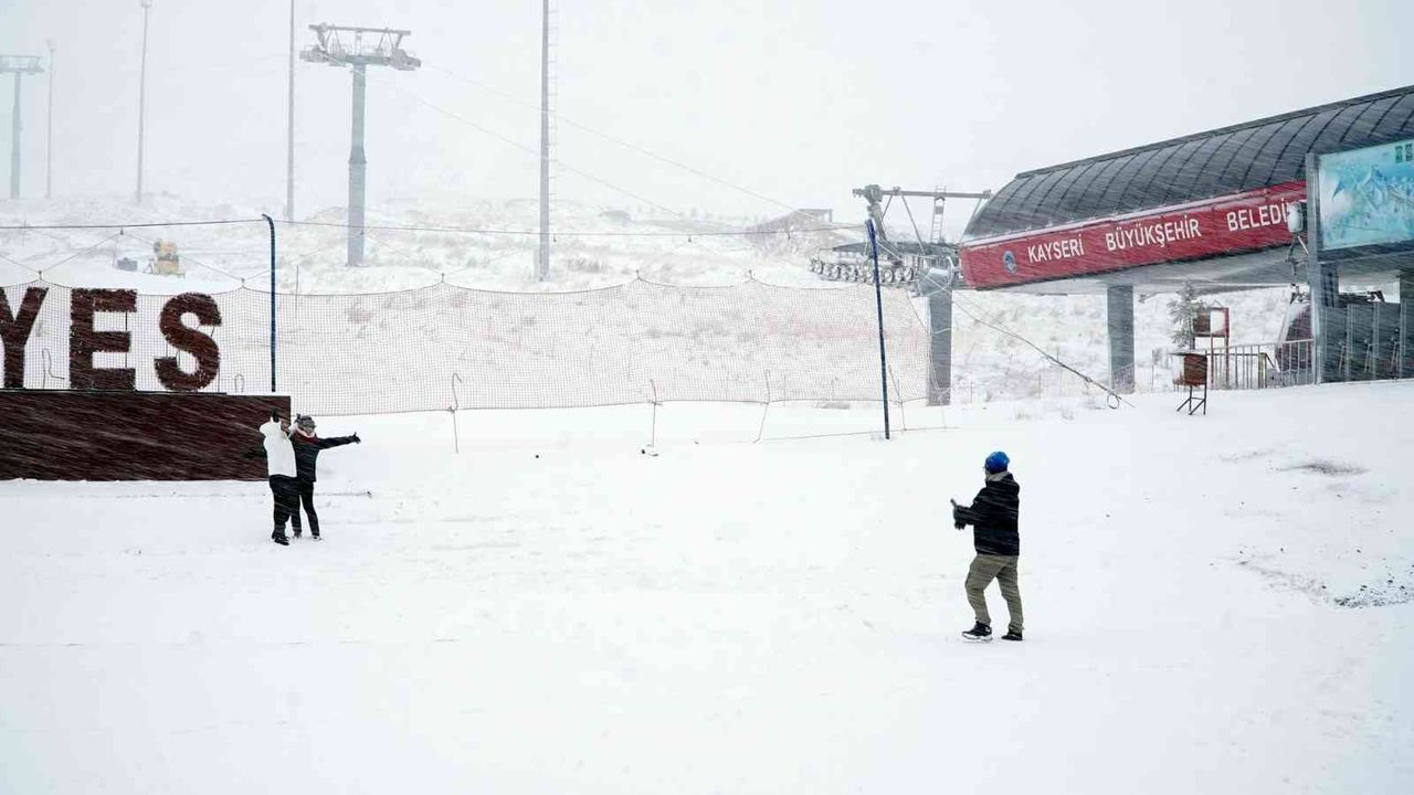 Erciyes’te sevindiren kar yağışı