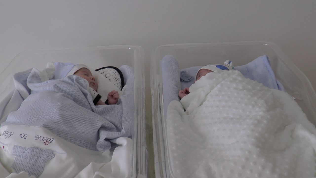 Yeni doğan ikiz bebekler koronavirüse yakalandı!