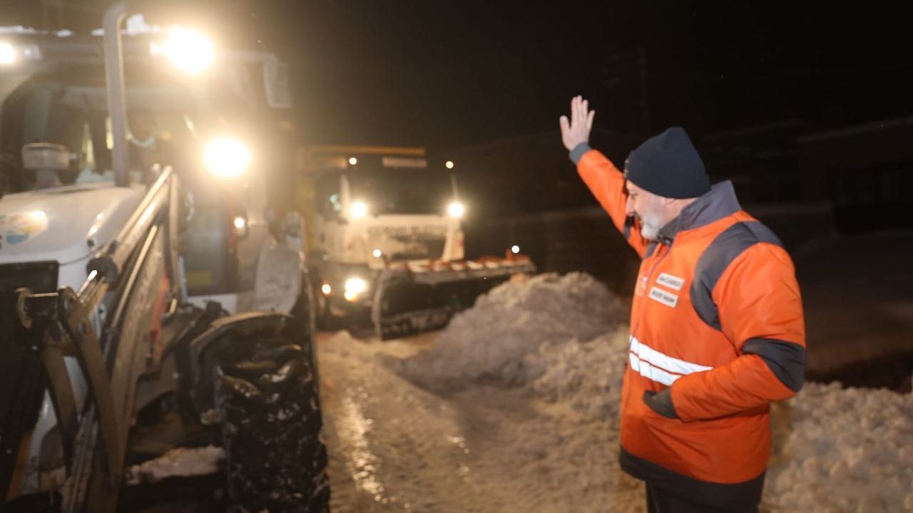 Başkan Çolakbayrakdar, gece boyu kar temizleme çalışmalarını takip etti