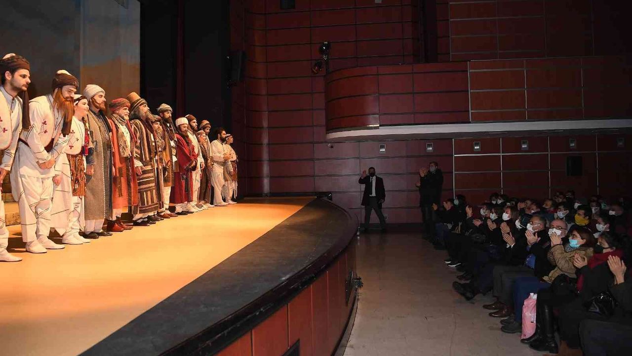 Başkan Büyükkılıç, devlet tiyatrosunda ‘Hacı Bektaş’ tiyatro oyununu izledi