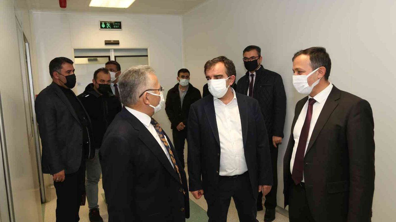 Başkan Büyükkılıç ERÜ Aşı Araştırma ve Geliştirme Merkezi’ni ziyaret etti