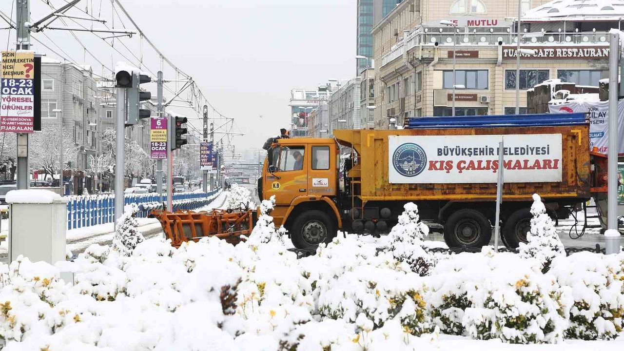 Kayseri Büyükşehir’in kar ve tipi ile mücadelesi sürüyor