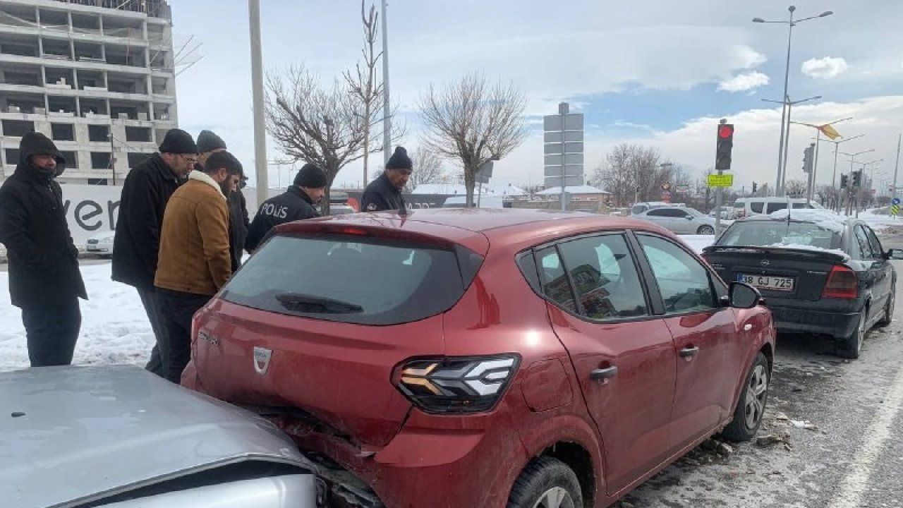 Kayseri’de zincirleme kaza: 2 yaralı