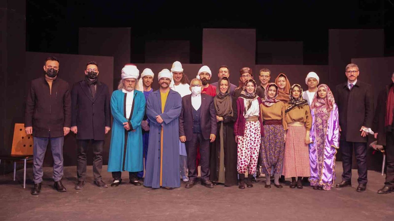 Başkan Büyükkılıç, “Yunus Emre” adlı tiyatro oyununu izledi