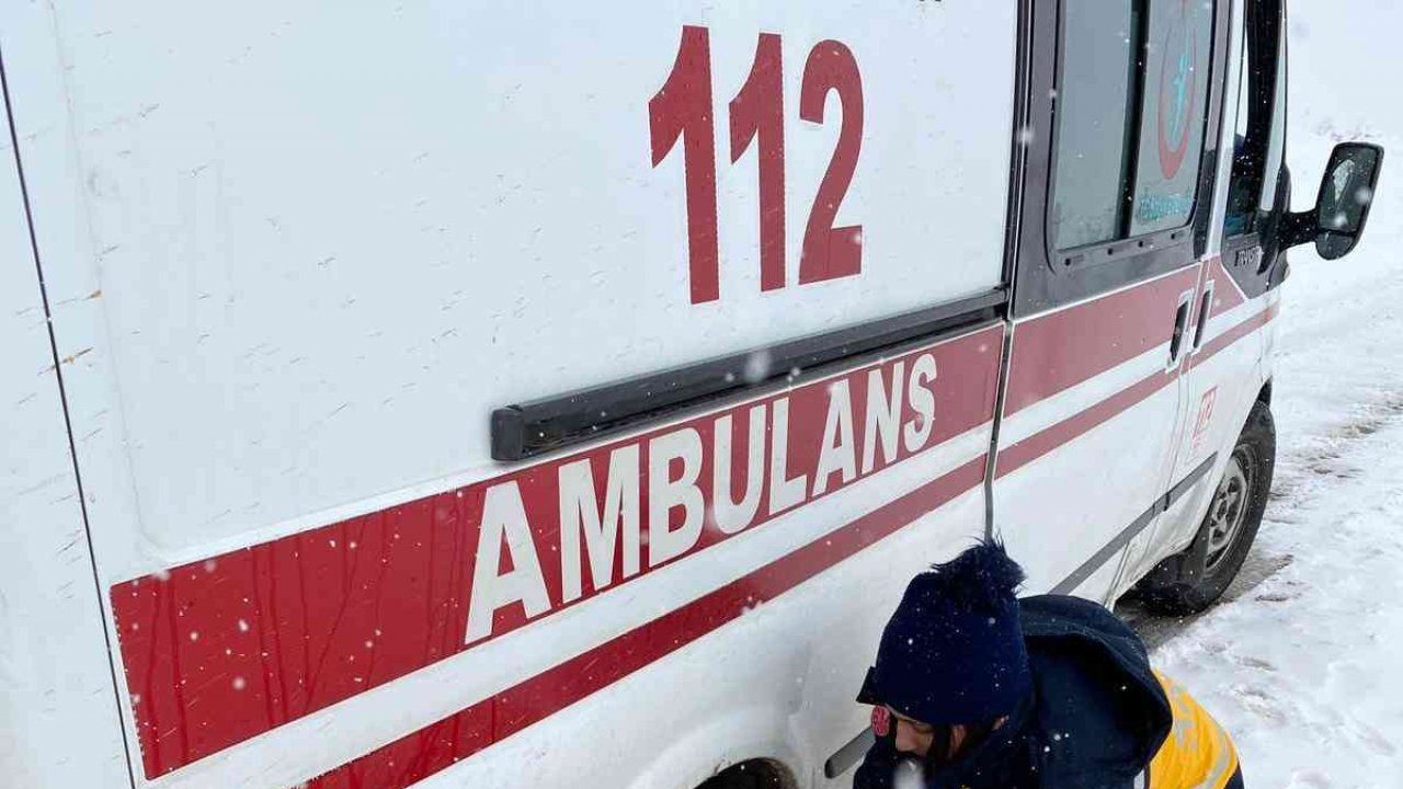 Kara saplanan ambulansa kadın sağlık çalışanları zincir taktı