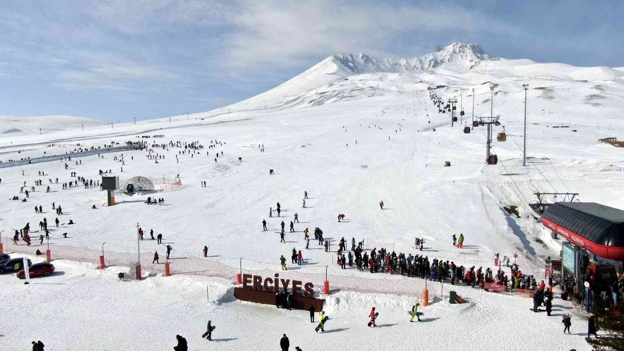 Kayakseverler hafta sonu soluğu Erciyes’te aldı