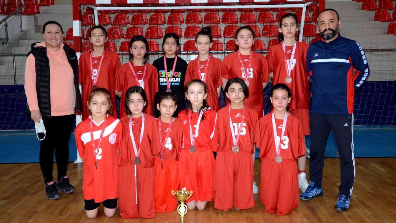 Okullar arası Küçük Kızlar Hentbol birinciliği sona erdi