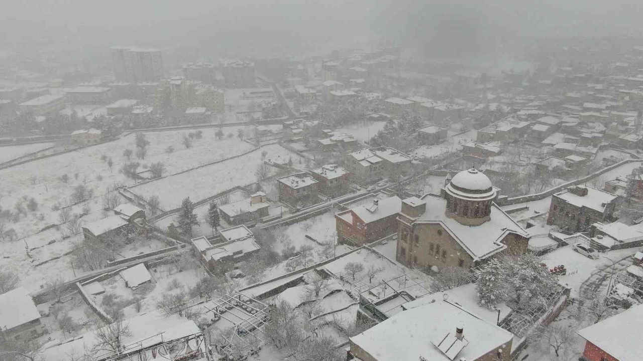Tarihi ilçe Talas’ta kar güzelliği