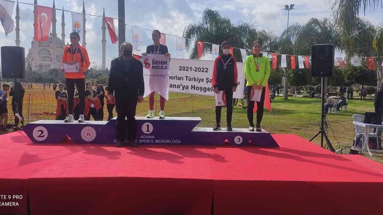 Atletler Okullar Arası Kros Şampiyonasında 3 kupa kazandı