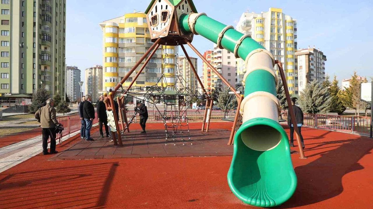 Başkan Palancıoğlu, parklardaki oyun gruplarını inceledi