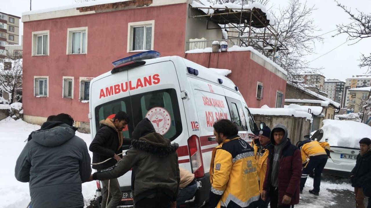 Karla kaplı yollarda sağlık çalışanları hastaya ulaşmak için seferber oldu