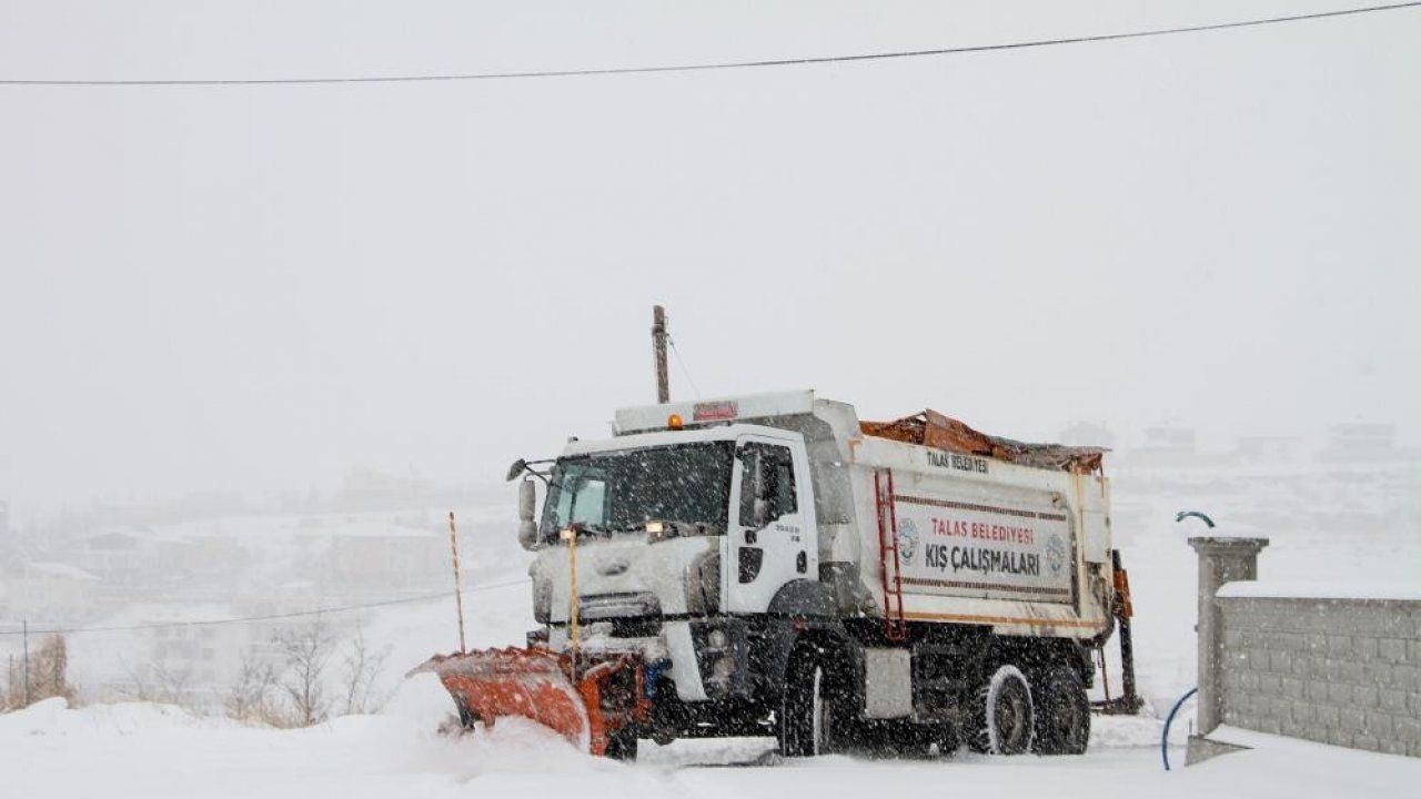 Kayseri’de 60 mahalle yoluna kar engeli