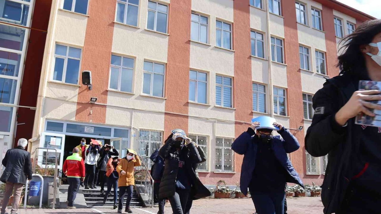 Kayseri’de gerçeğini aratmayan deprem tatbikatı