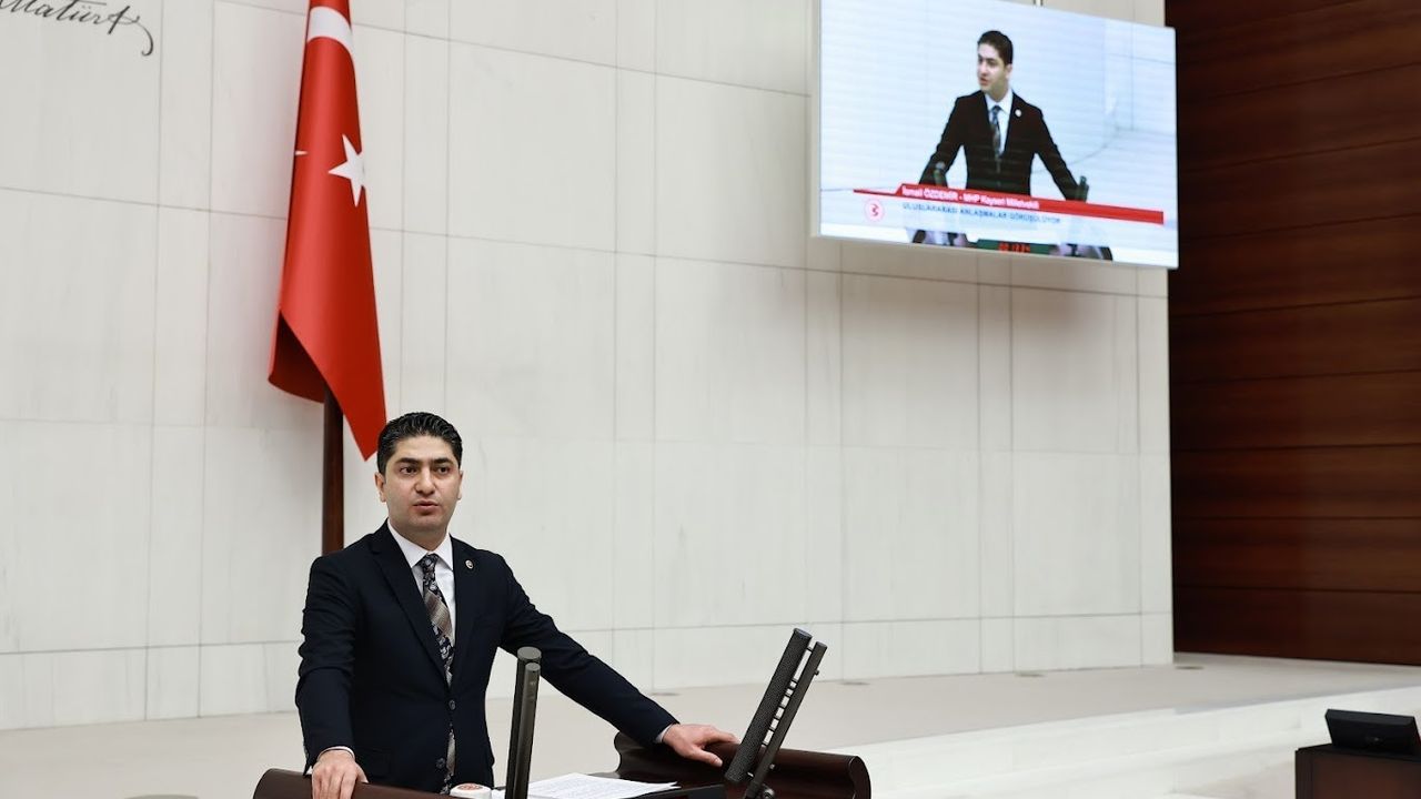 MHP’li Özdemir: "Para ve silaha karşı galip gelebilecek olan, insanlığın bizatihi kendisidir"